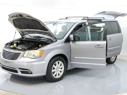 Used 2014 Chrysler Town & Country Touring image 11