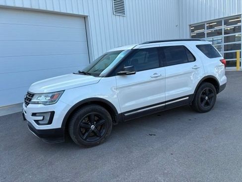 Used 2016 Ford Explorer XLT w/ Equipment Group 202A AWD/4WD image 2