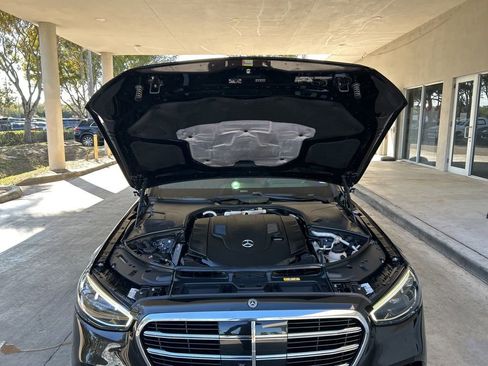 Used 2022 Mercedes-Benz S 580 4MATIC Sedan w/ AMG Line Package image 12