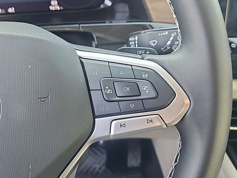 Used 2025 Volkswagen Atlas SE image 18