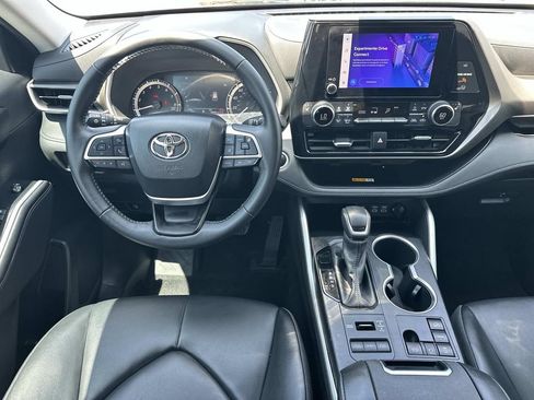 Used 2024 Toyota Highlander XLE AWD/4WD image 22