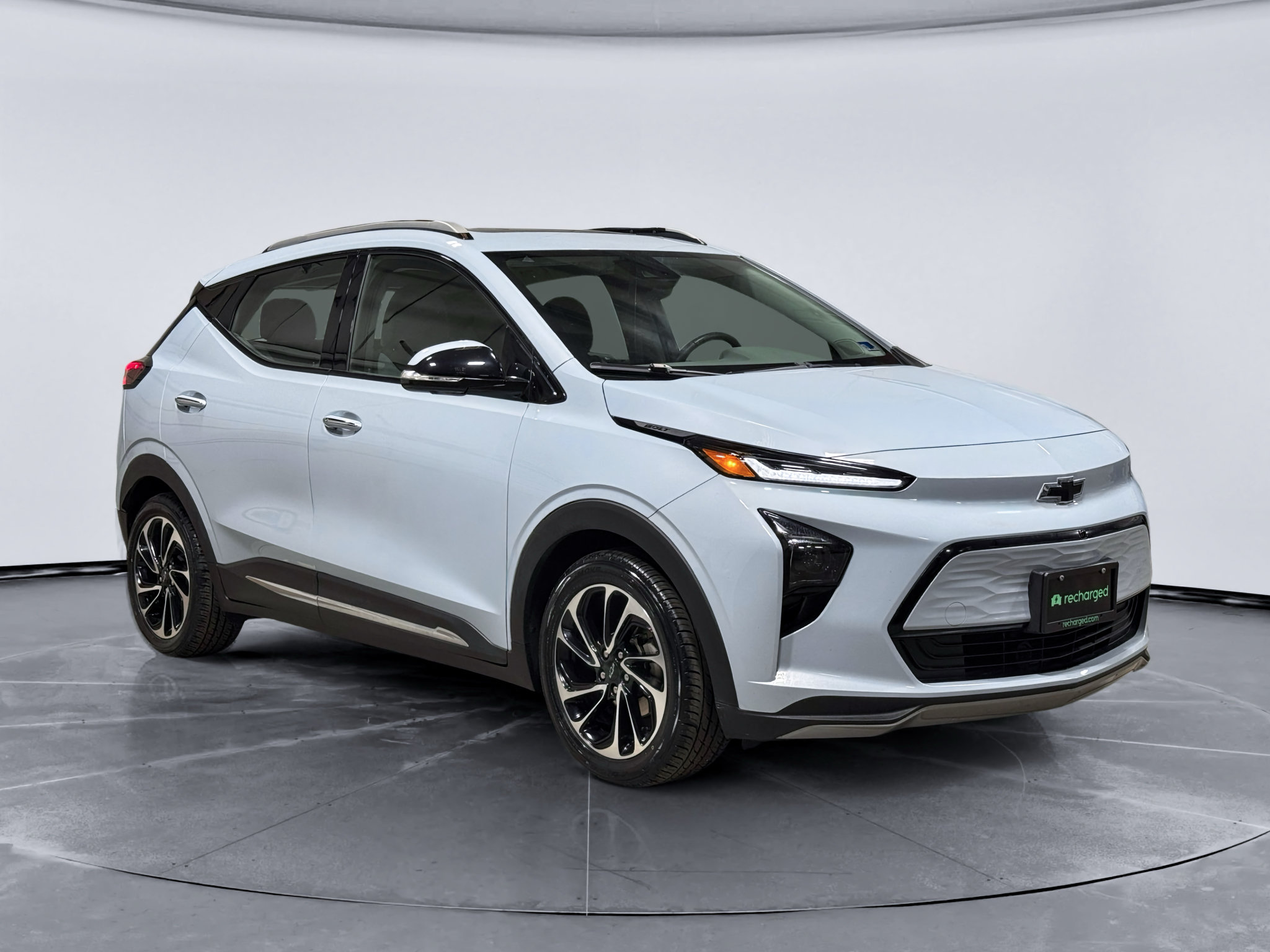 Used 2022 Chevrolet Bolt EUV Premier w/ Sun & Sound Package FWD image 4