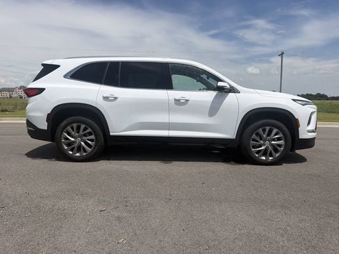 Used 2025 Buick Enclave Preferred AWD/4WD image 6