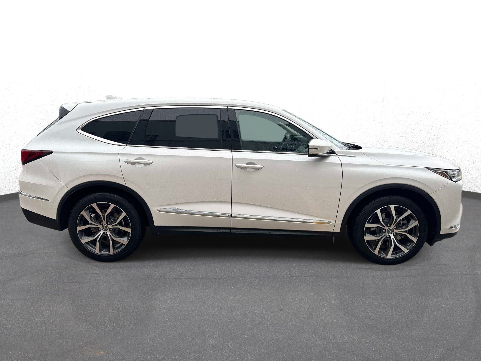 Used 2023 Acura MDX w/ Technology Package FWD image 2