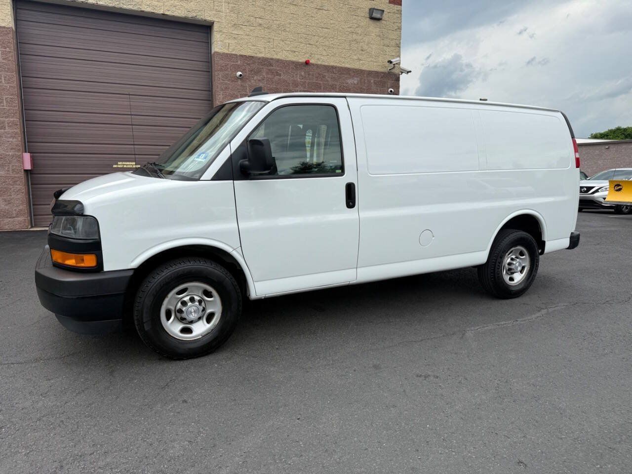 Used 2018 Chevrolet Express 2500 RWD image 3