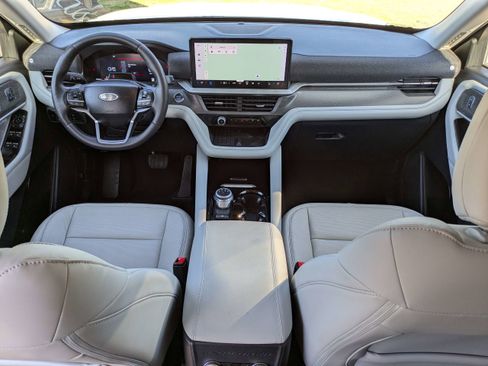 Used 2025 Ford Explorer Platinum w/ Ultimate Package image 17