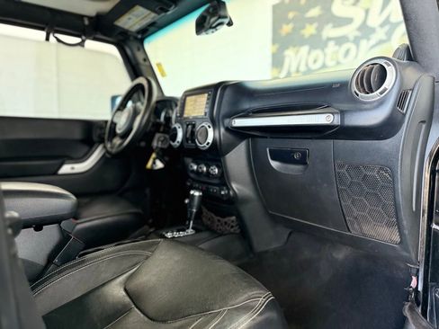 Used 2013 Jeep Wrangler Unlimited Rubicon w/ Connectivity Group AWD/4WD image 42