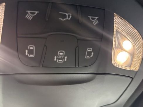Used 2025 Chrysler Pacifica Limited FWD image 27