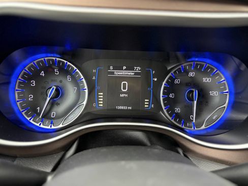 Used 2017 Chrysler Pacifica Touring-L image 32