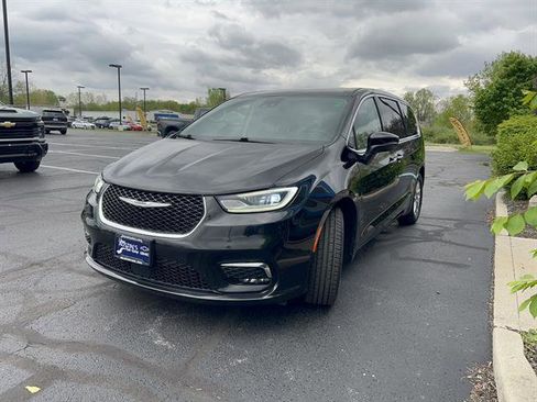 Used 2023 Chrysler Pacifica Touring-L FWD image 3
