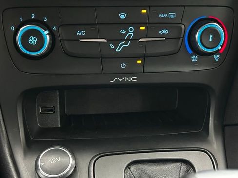 Used 2016 Ford Focus SE w/ SE Power Seat Package image 19