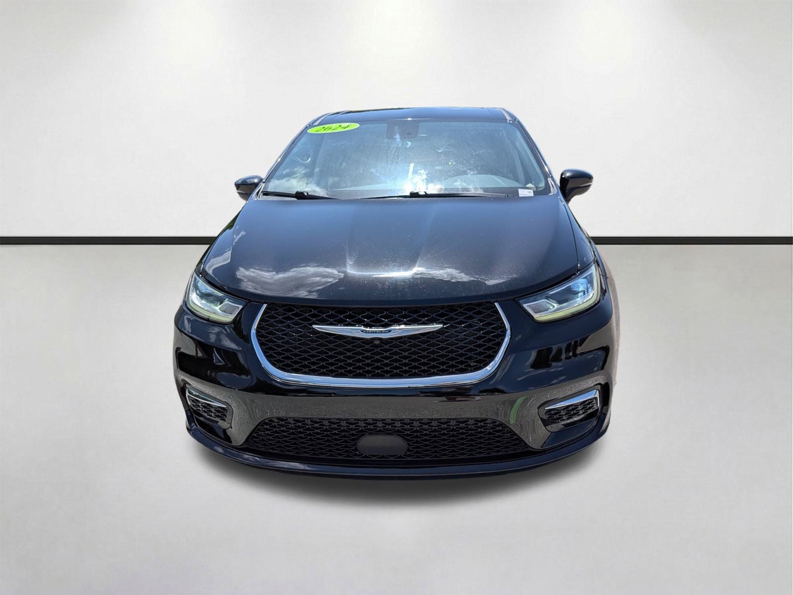 Used 2024 Chrysler Pacifica Limited FWD image 9