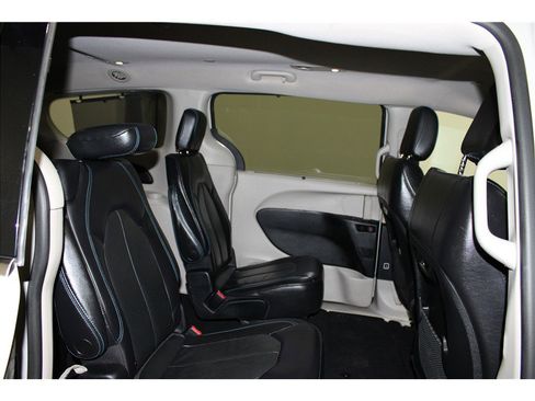 Used 2021 Chrysler Pacifica Touring-L image 22