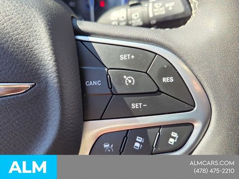 Used 2022 Chrysler Pacifica Touring-L FWD image 25