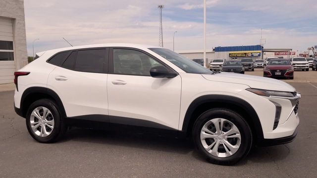 Used 2026 Chevrolet Trax LS FWD image 3