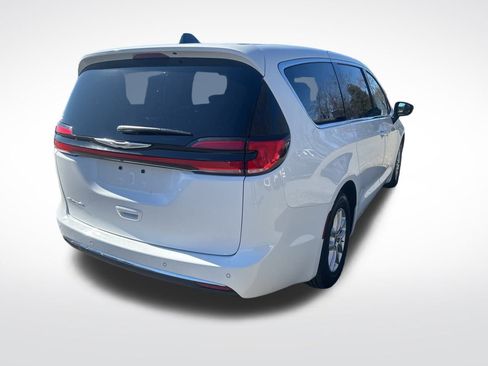 Used 2024 Chrysler Pacifica Touring-L image 6