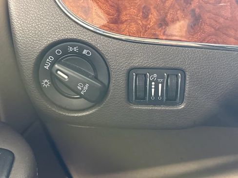 Used 2014 Chrysler Town & Country Touring FWD image 32