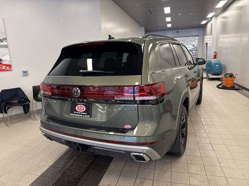 Used 2025 Volkswagen Atlas Peak Edition SE image 5