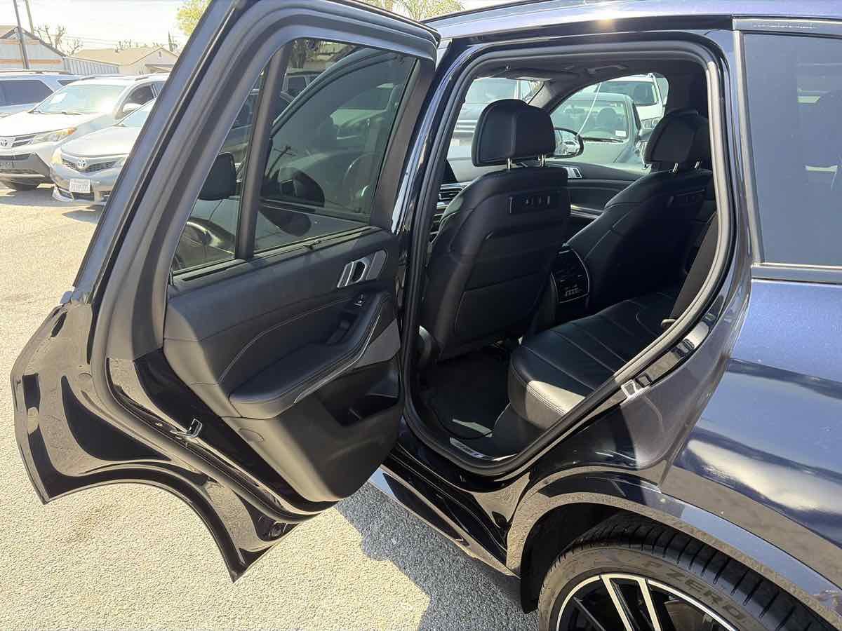 Used 2019 BMW X5 xDrive50i w/ M Sport Package AWD/4WD image 11