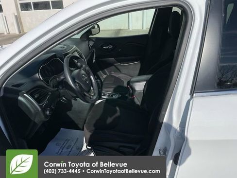 Used 2019 Jeep Cherokee Latitude w/ Popular Appearance Group image 12