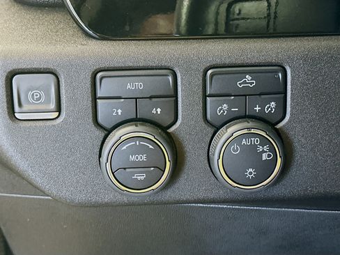 Used 2023 Chevrolet Silverado 1500 LT AWD/4WD image 16