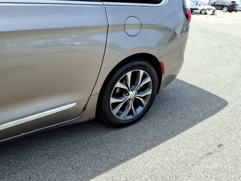 Used 2017 Chrysler Pacifica Limited FWD image 5