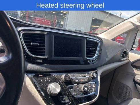 Used 2019 Chrysler Pacifica Touring-L image 13