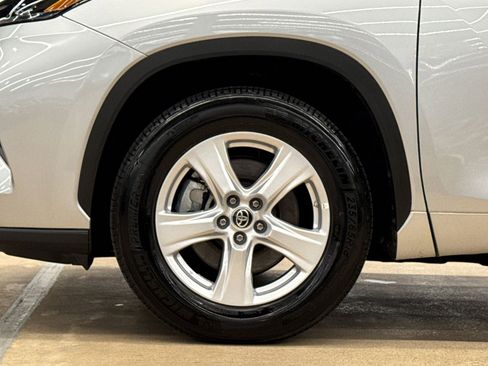Used 2025 Toyota Highlander LE FWD image 13