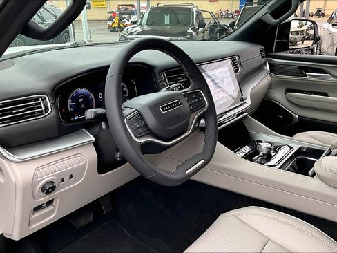 Used 2025 Jeep Wagoneer 4WD image 17