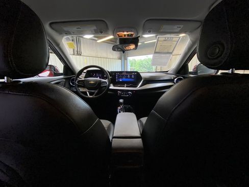 Used 2025 Chevrolet Trax LT w/ LT Convenience Package FWD image 18