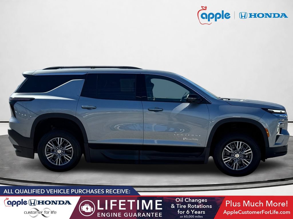 Used 2026 Chevrolet Traverse LT w/ Driver Confidence Package FWD image 2