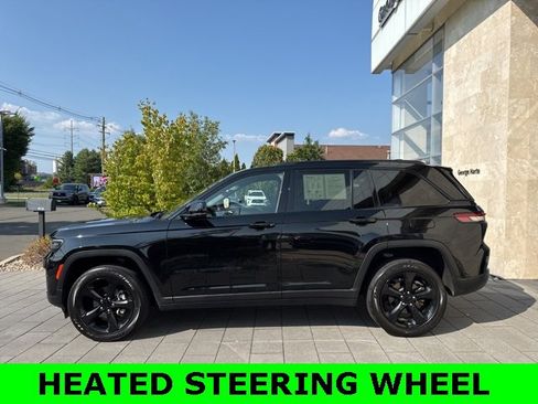 Used 2023 Jeep Grand Cherokee Altitude image 4