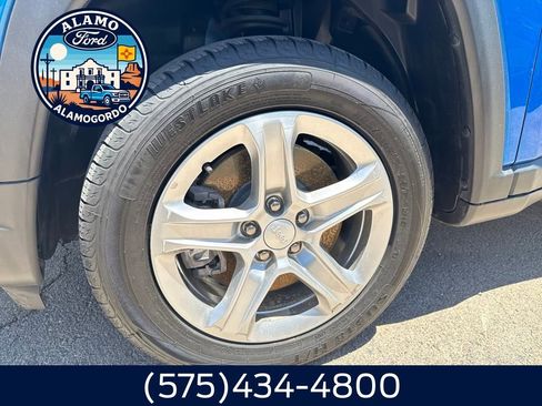 Used 2024 Jeep Compass Latitude image 2