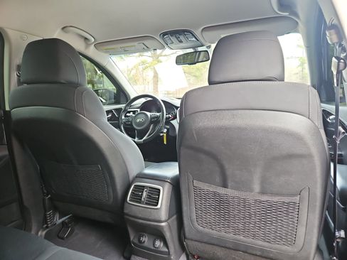 Used 2017 Kia Sorento LX w/ LX Convenience Package image 18