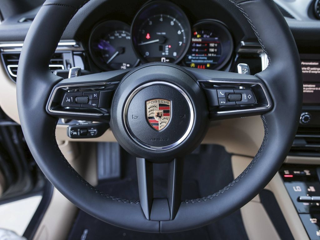 Certified 2026 Porsche Macan AWD/4WD image 18