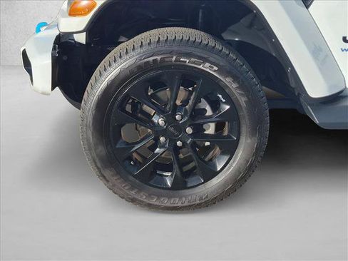 Used 2021 Jeep Wrangler Unlimited Sahara AWD/4WD image 9