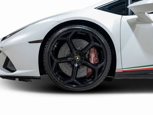 Used 2020 Lamborghini Huracan EVO image 31