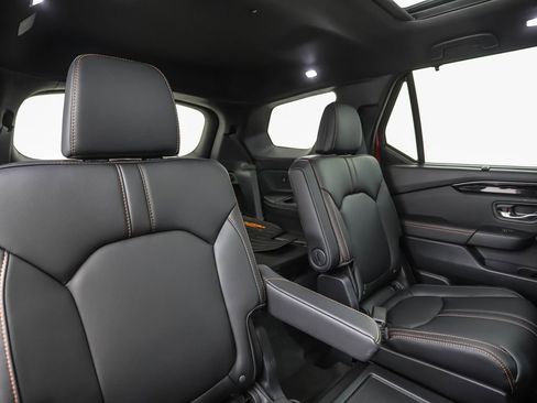 Used 2025 Honda Pilot TrailSport image 27