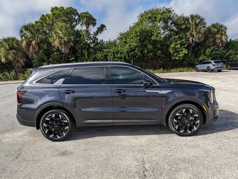 Certified 2025 Kia Sorento EX image 10