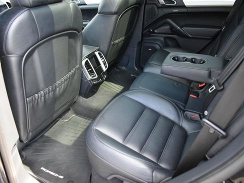 Used 2015 Porsche Cayenne Turbo image 27