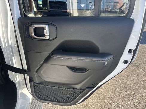 Used 2023 Jeep Wrangler Unlimited Sahara w/ Cold Weather Group image 17