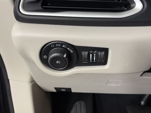 Used 2023 Chrysler Pacifica Touring-L FWD image 31