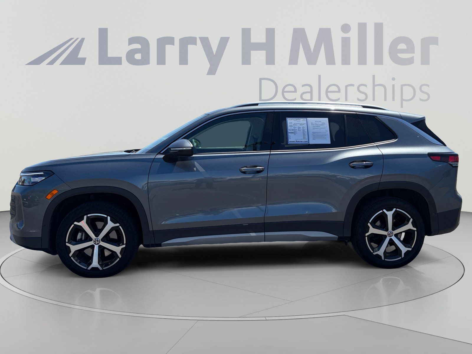 Certified 2025 Volkswagen Tiguan SE w/ Panoramic Sunroof Package AWD/4WD image 2