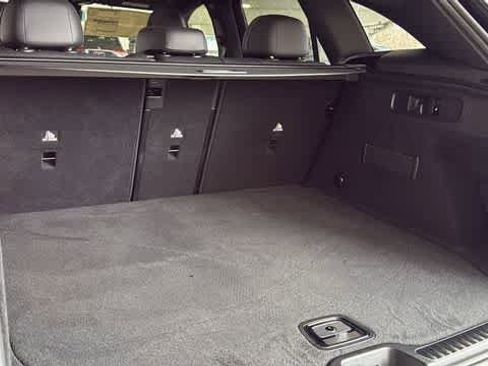 Used 2025 Mercedes-Benz GLC 300 4MATIC image 31