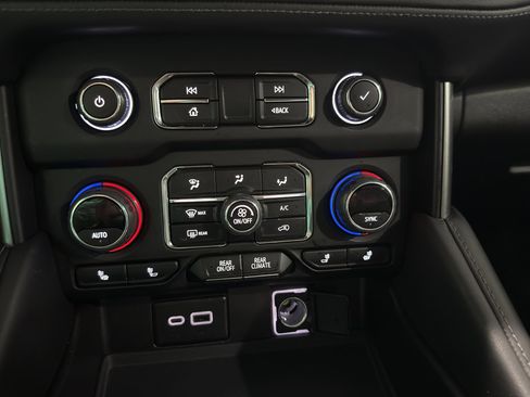 Used 2021 Chevrolet Suburban LT image 17