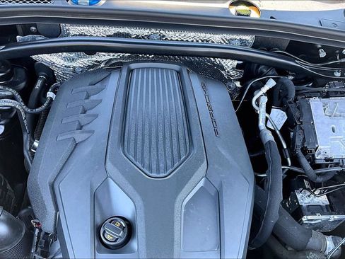 Used 2025 Porsche Macan AWD/4WD image 31