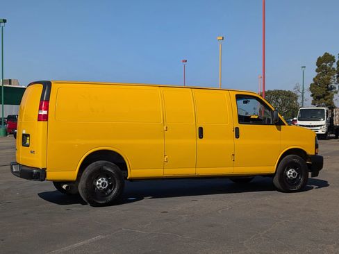 Used 2018 GMC Savana 2500 Extended w/ Driver Convenience Package RWD image 2
