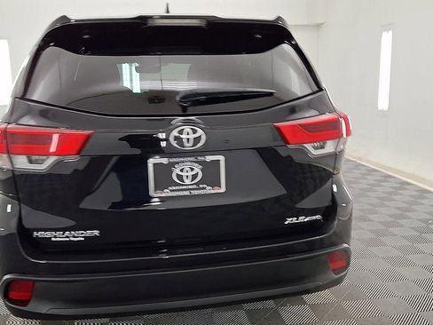 Used 2019 Toyota Highlander XLE image 3