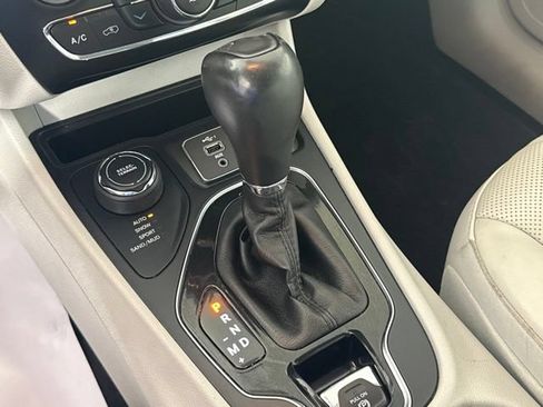 Used 2019 Jeep Cherokee Limited w/ Luxury Group AWD/4WD image 24