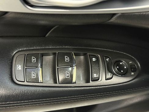 Used 2018 INFINITI Q70 Luxe image 23